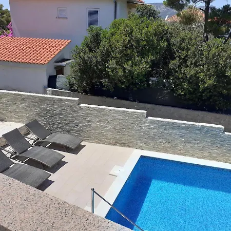 Seaside With A Swimming Pool Okrug Donji, Ciovo - 5244 דירה *